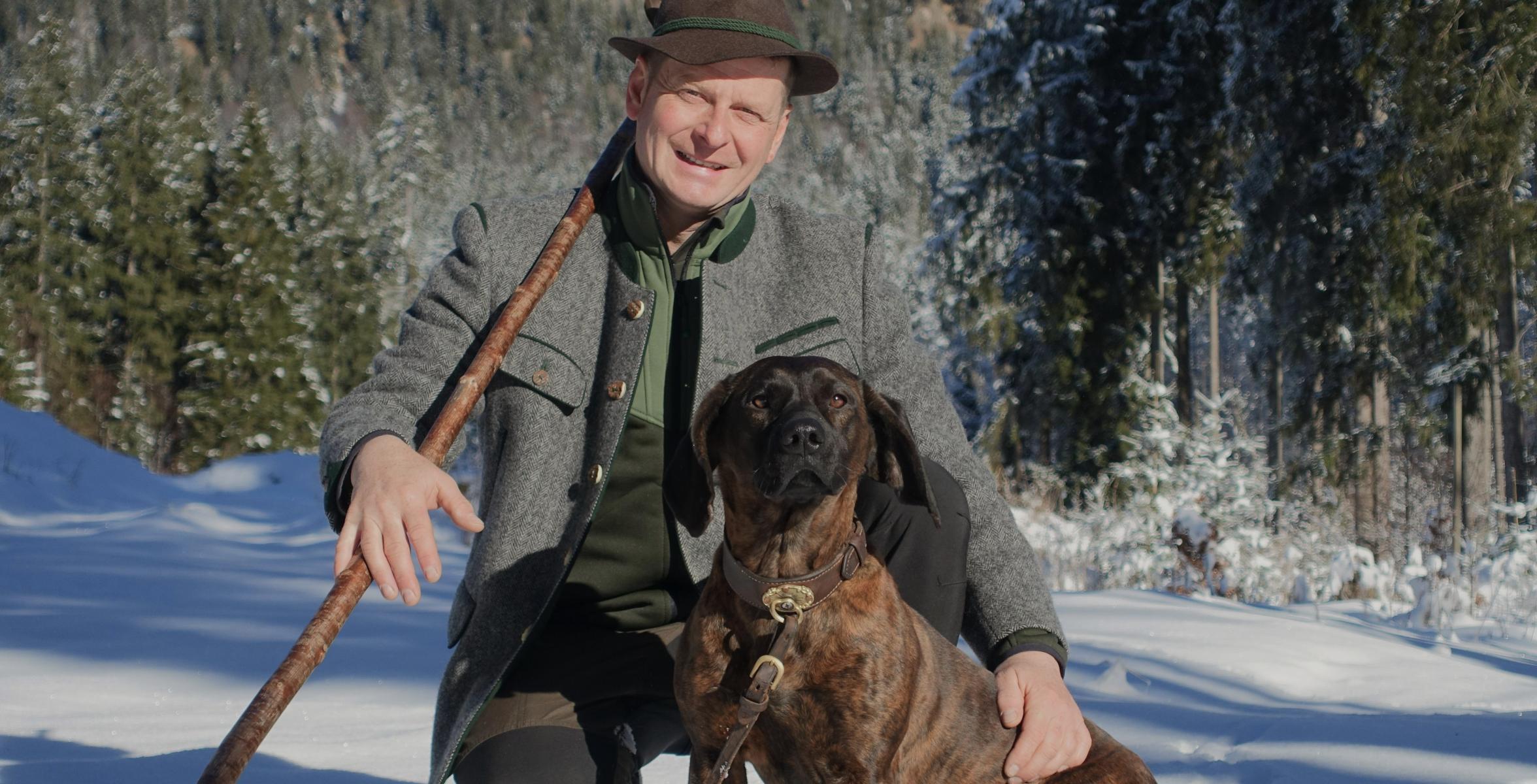 Greindl Johann ist Berufsjäger am Forstbetrieb Oberammergau, Revier Steingaden. Seine Hündin Wally ist ein 4 Jahre alter Hannoverscher Schweißhund.